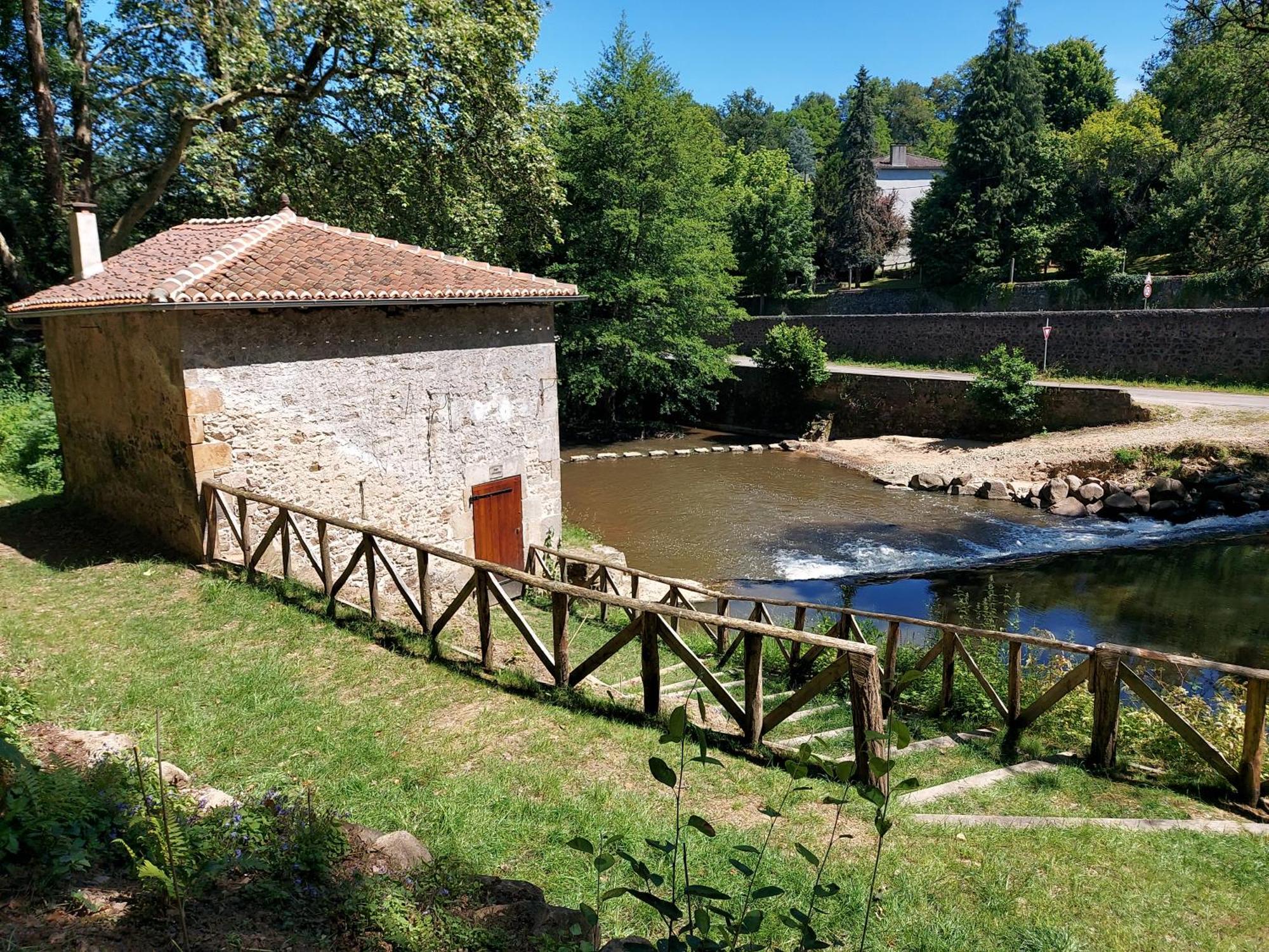 Charming Two Bedroom Gite With Beautiful Gardens Confolens Zewnętrze zdjęcie