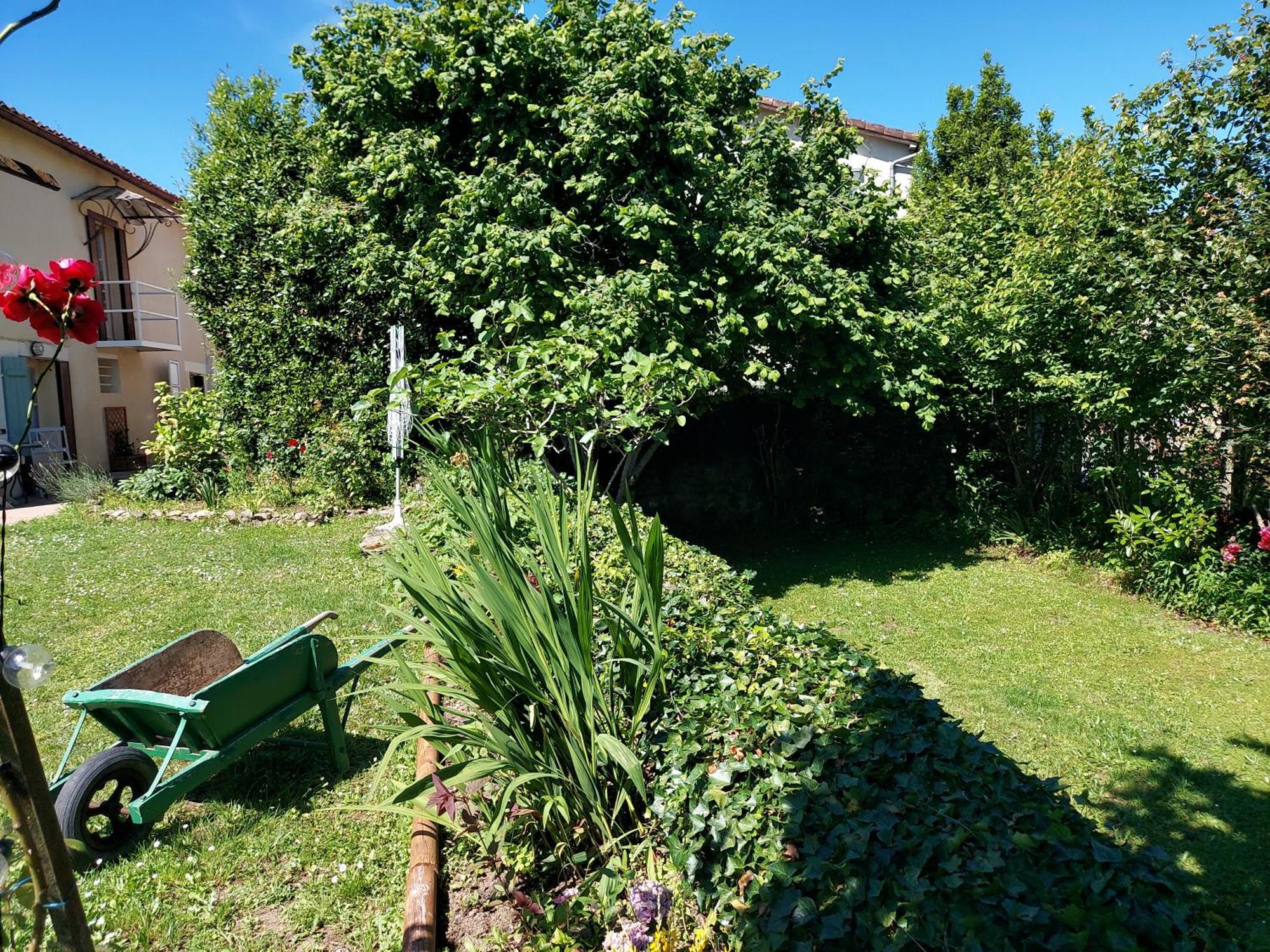 Charming Two Bedroom Gite With Beautiful Gardens Confolens Zewnętrze zdjęcie